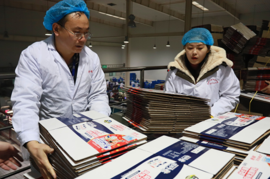 党员带头赴一线  助力春节保生产—华体平台_华体（中国）一站式服务平台别样“生产突击队”助力车间生产