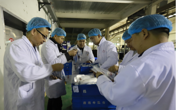 党员带头赴一线  助力春节保生产—华体平台_华体（中国）一站式服务平台别样“生产突击队”助力车间生产