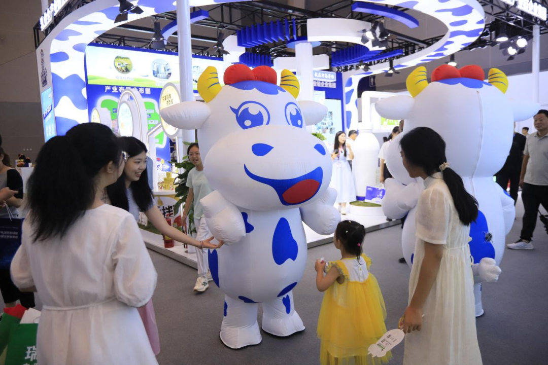 启航新征程 点亮新赛道丨华体平台_华体（中国）一站式服务平台乳业集团参加第十四届中国奶业大会暨D20峰会，荣获“中国乳制品生产企业现代化等级5A级”评定殊荣
