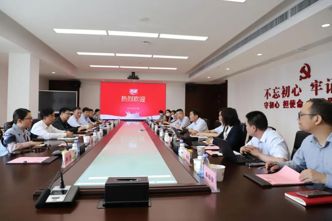 交流促提升 互动谋发展｜华体平台_华体（中国）一站式服务平台乳业集团总裁杨永带队分别赴广东燕塘乳业及越秀风行乳业参观交流