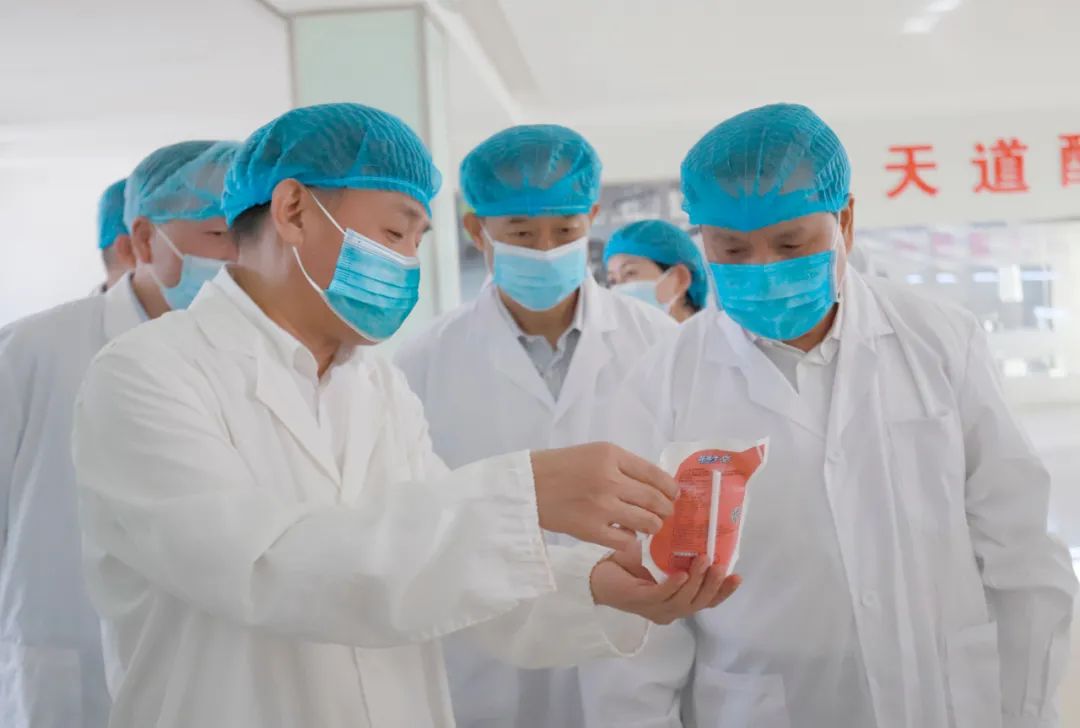 快讯丨河南省人民政府副省长武国定莅临华体平台_华体（中国）一站式服务平台乳业集团瑞亚牧业调研奶源基地建设情况