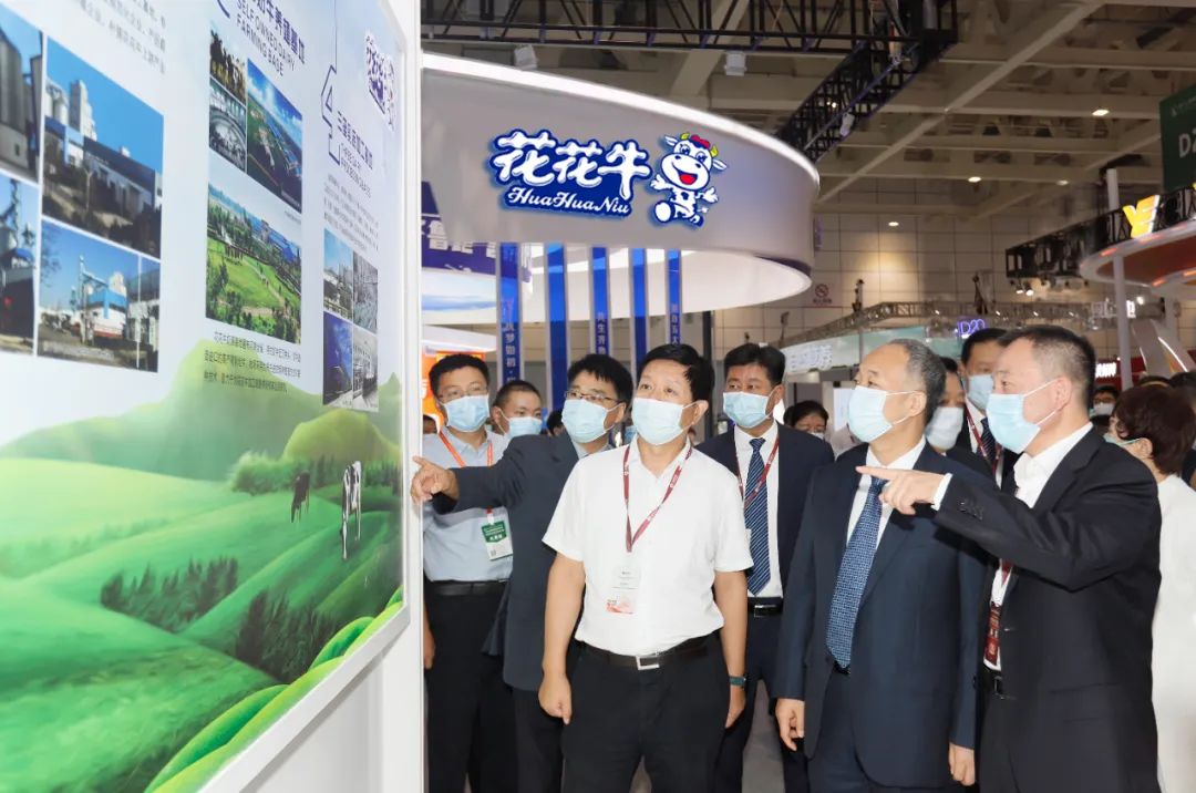 第十三届奶业大会暨D20峰会在泉城济南召开 | 华体平台_华体（中国）一站式服务平台乳业荣膺“优秀乳品加工企业”