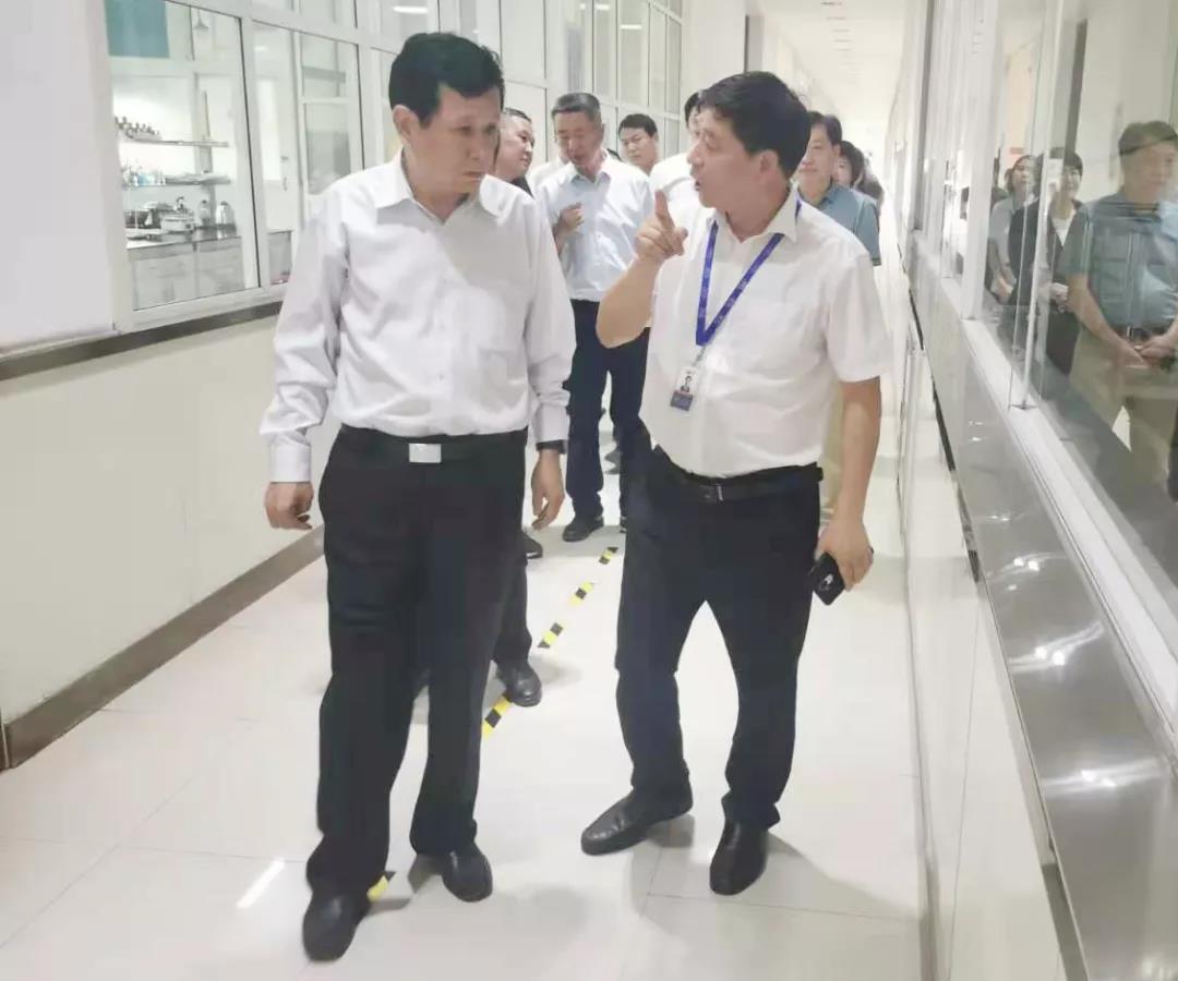 郑州航空港区党工委书记张俊峰莅临郑州华体平台_华体（中国）一站式服务平台乳制品有限公司调研