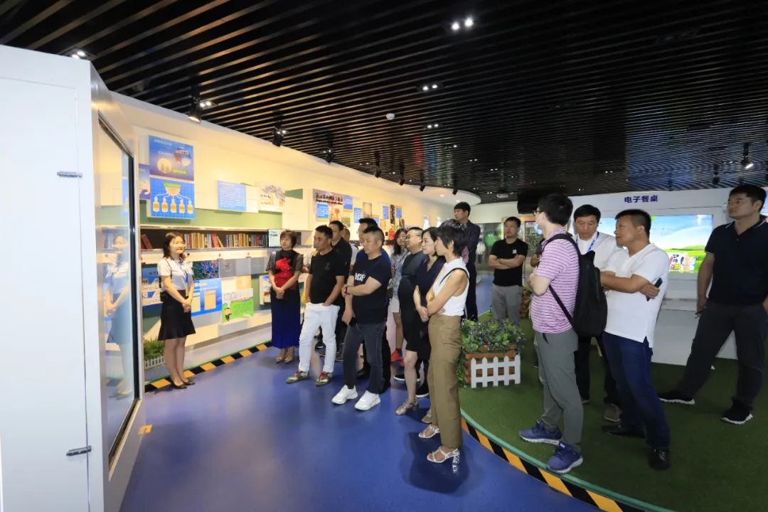 快讯 | 长江商学院智能制造学会走进华体平台_华体（中国）一站式服务平台乳业集团