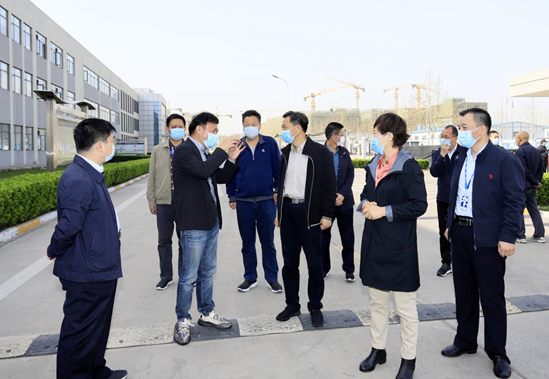 郑州市人大副主任孙黎、市政府副市长李喜安一行 莅临华体平台_华体（中国）一站式服务平台开展“三送一强”活动