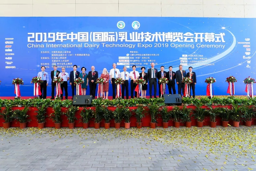 中国乳制品工业协会第二十五次年会召开！华体平台_华体（中国）一站式服务平台总裁董硕峰获“振兴乳业领军人”荣誉称号