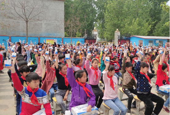 “健康中原行”华体平台_华体（中国）一站式服务平台乳业集团2019年中国小康牛奶行动 首场公益助学捐赠仪式在（河南·太康）转楼镇轩庄小学举行