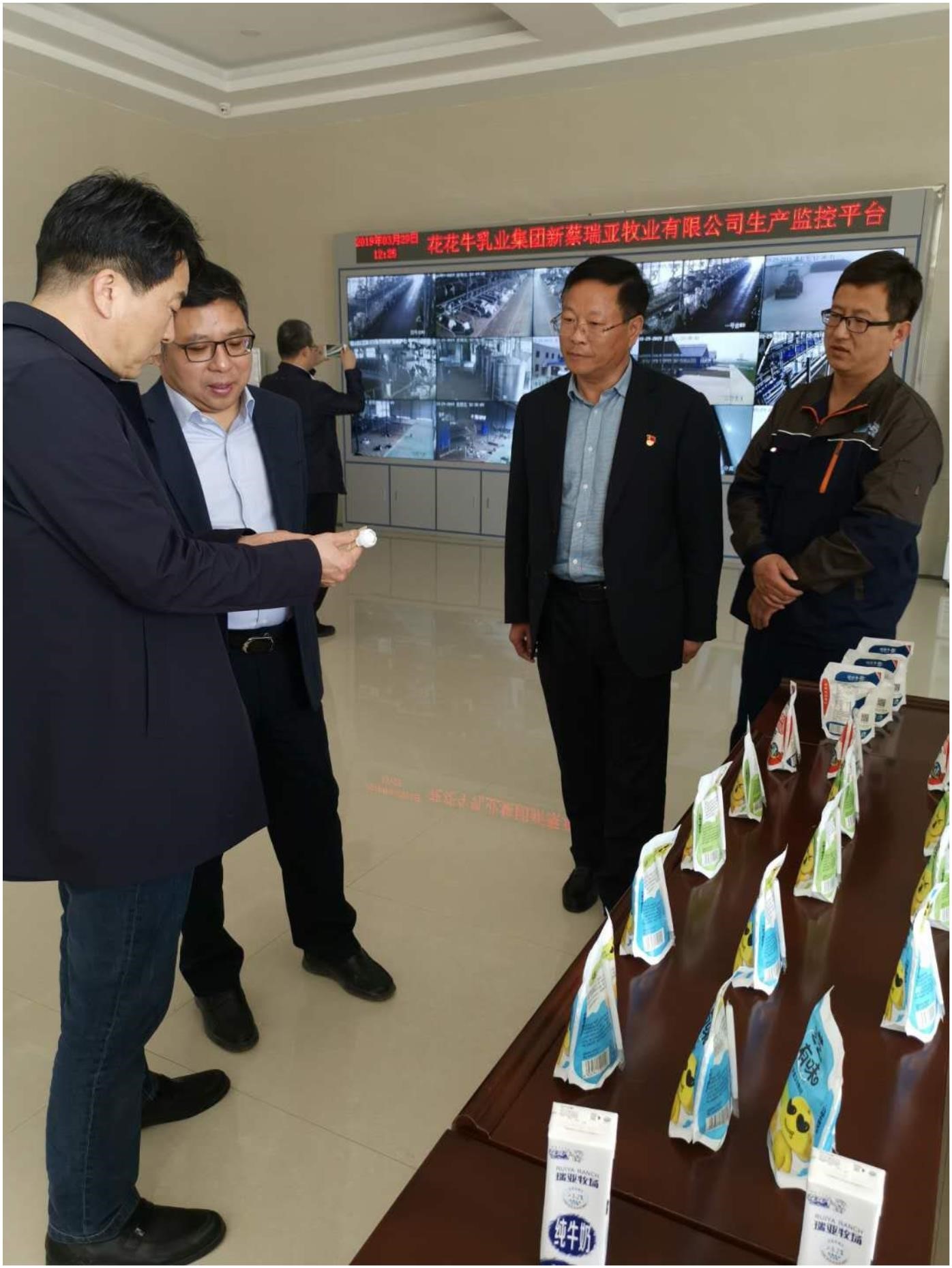 中国建设银行河南省分行行长石永拴 莅临华体平台_华体（中国）一站式服务平台新蔡瑞亚牧业有限公司考察调研