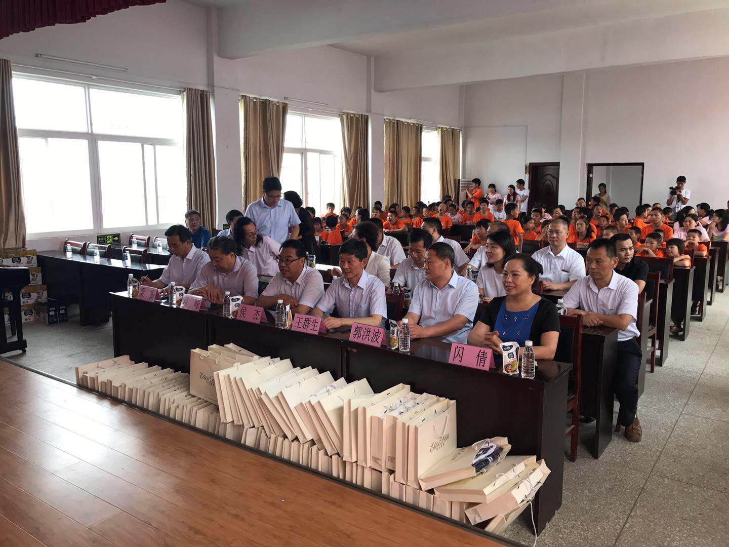 “关爱特殊儿童，让爱洒满人间—华体平台_华体（中国）一站式服务平台乳业集团2018中国小康牛奶行动” 公益助学泌阳捐赠仪式