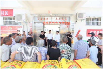 秋种化肥进农户 精准扶贫及时雨 | 华体平台_华体（中国）一站式服务平台集团精准扶贫在行动