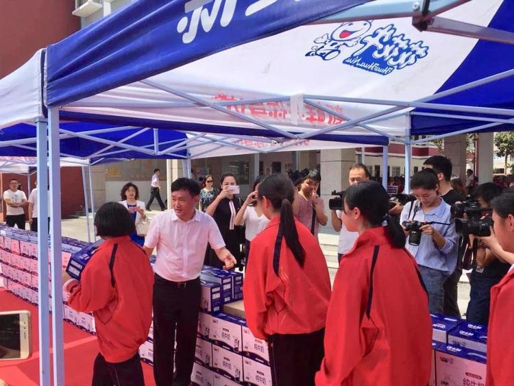 “健康中原，牛奶伴您行——华体平台_华体（中国）一站式服务平台乳业集团2018中国小康牛奶行动” 公益助学启动仪式隆重举行