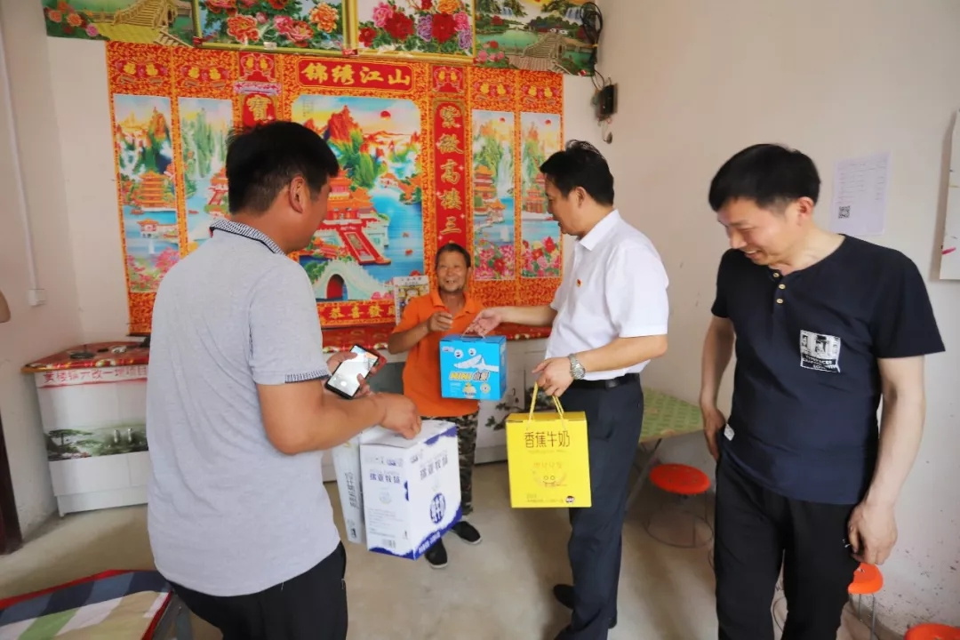 华体平台_华体（中国）一站式服务平台乳业集团走访慰问贫困户 结对帮扶暖人心