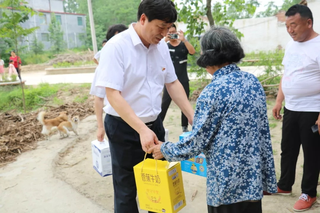 华体平台_华体（中国）一站式服务平台乳业集团走访慰问贫困户 结对帮扶暖人心