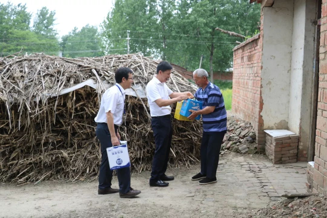华体平台_华体（中国）一站式服务平台乳业集团走访慰问贫困户 结对帮扶暖人心