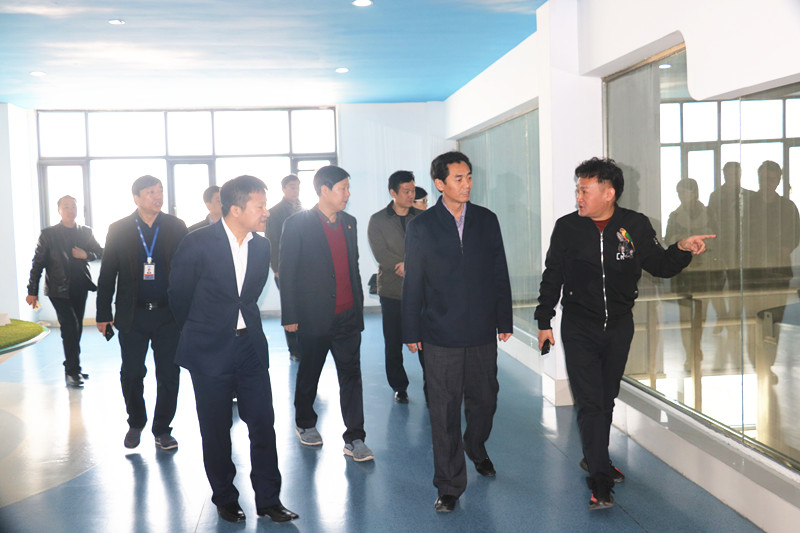 封丘县县长王献臣一行莅临 华体平台_华体（中国）一站式服务平台集团养殖、乳品事业部参观调研