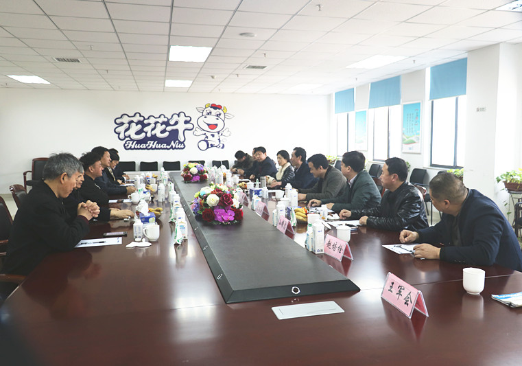 封丘县县长王献臣一行莅临 华体平台_华体（中国）一站式服务平台集团养殖、乳品事业部参观调研