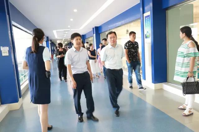河南省食品安全座谈会暨百场食安讲座进校园启动仪式在华体平台_华体（中国）一站式服务平台举行