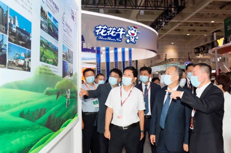 第十三届奶业大会暨D20峰会在泉城济南召开 | 华体平台_华体（中国）一站式服务平台乳业荣膺“优 秀乳品加工企业”