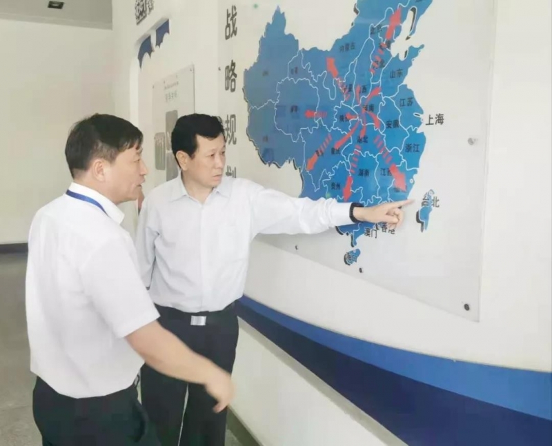 郑州航空港区党工委书记张俊峰莅临郑州华体平台_华体（中国）一站式服务平台乳制品有限公司调研